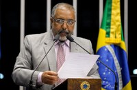 Paulo Paim critica a terceirização e o trabalho escravo