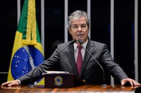 Jorge Viana presta solidariedade e elogia depoimento de Lula em Curitiba