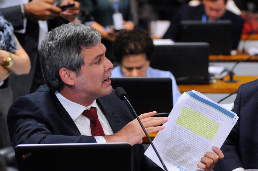 O senador Lindbergh Farias, relator da PEC das eleições diretas, apresentou substitutivo à matéria 
