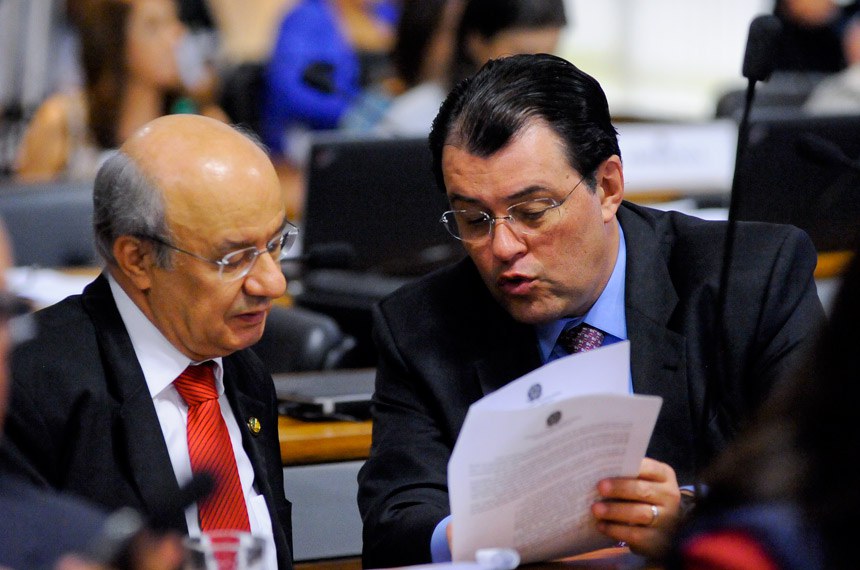 Ao defender a aprovação da PEC, o senador Eduardo Braga (PMDB-AM), à direita, frisou a necessidade de o Estado se responsabilizar pela segurança no interior de presídios e cadeias públicas