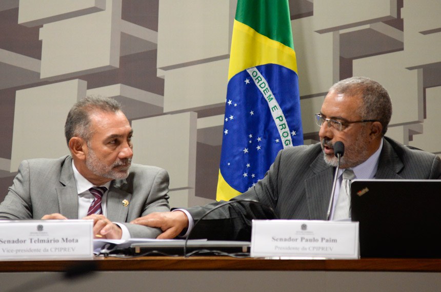 Os senadores Telmário Mota (E) e Paulo Paim (D), presidente da CPI da Previdência, durante audiência pública da comissão