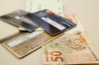 Lei autoriza diferenciação de preço para compras em dinheiro e cartão