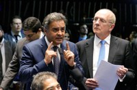 Paulo Bauer comemora retorno de Aécio Neves ao Senado