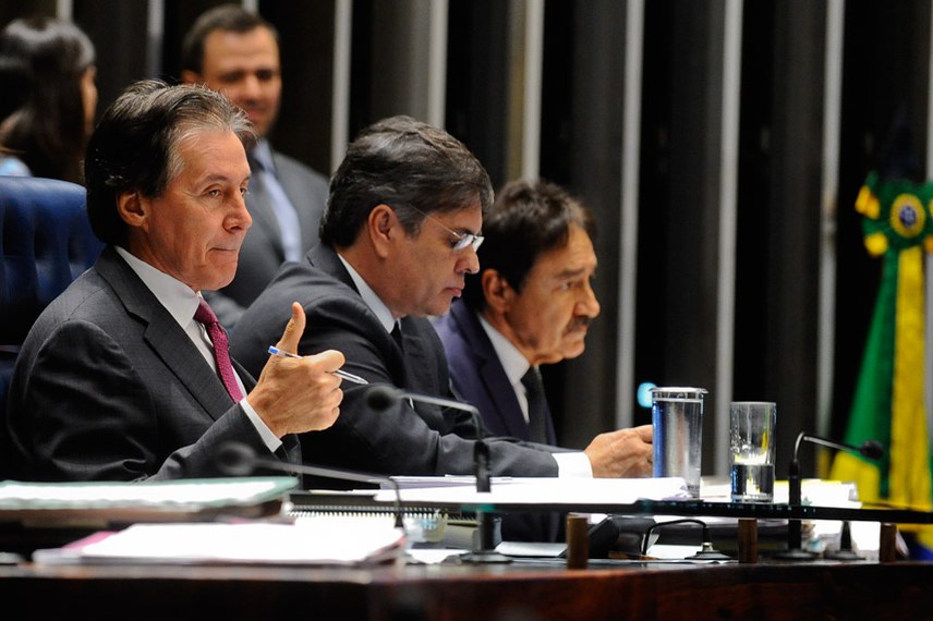O presidente do Senado, Eunício Oliveira, ao lado do senador Cássio Cunha Lima, autor da PEC que transforma agentes penitenciários em policiais penais