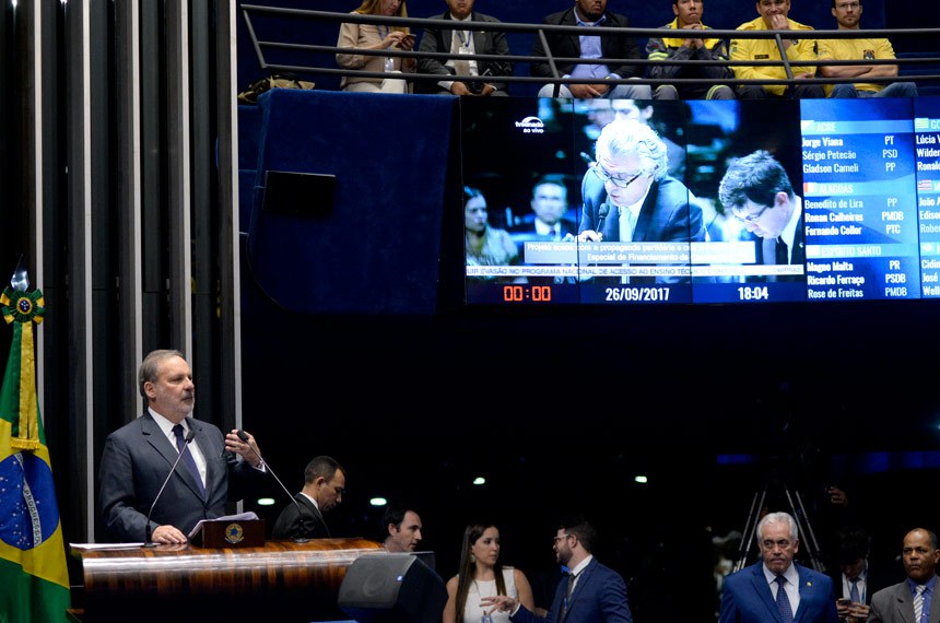 Substitutivo do senador Armando Monteiro (à tribuna) não conseguiu promover um consenso entre os senadores