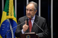 Democracia está em risco no Brasil, adverte Cristovam