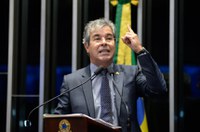 Jorge Viana alerta para consequência dos cortes nas áreas de ciência e tecnologia 