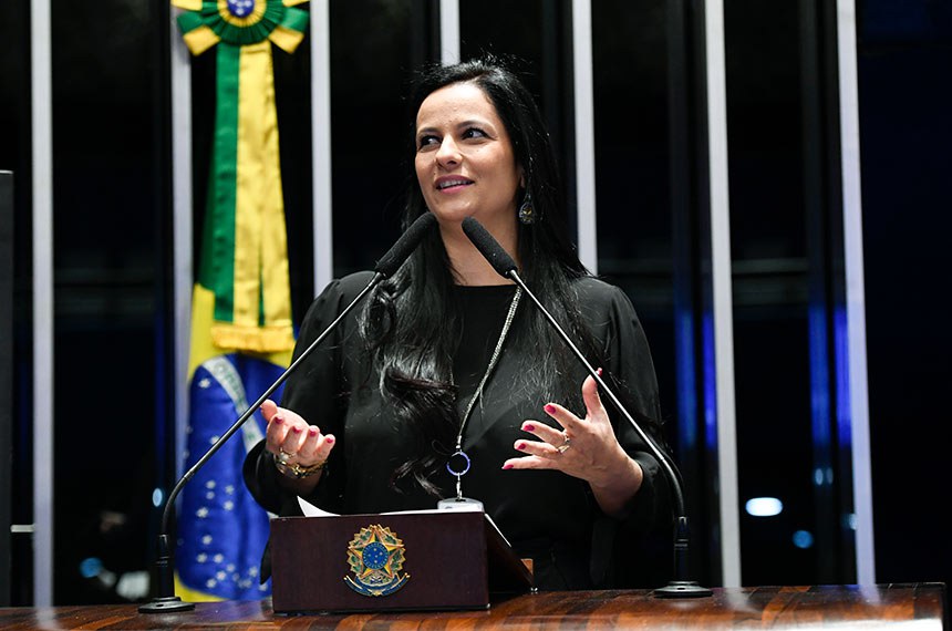 À tribuna, em discurso, coordenadora da Biblioteca do Senado Federal, Cintia Mara Machado Ferreira Costa.