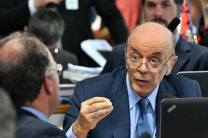 À bancada, senador Fernando Bezerra Coelho (MDB-PE) conversa com o senador José Serra (PSDB-SP).