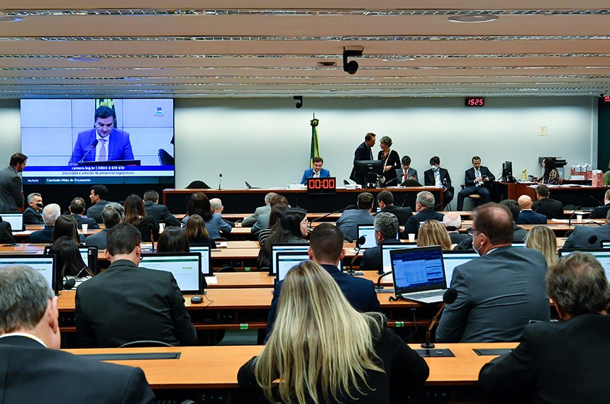 À mesa, presidente da CMO, deputado Celso Sabino (União-PA), conduz reunião.