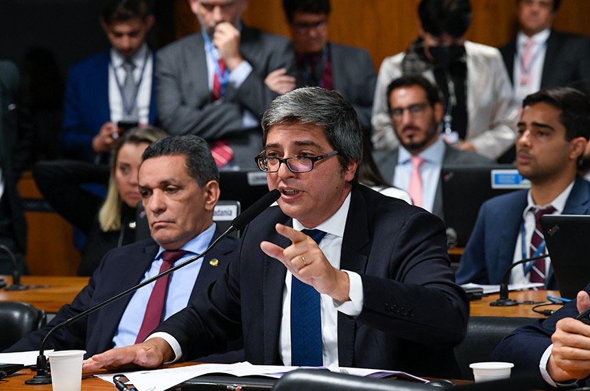Em pronunciamento, à bancada, líder do governo no Senado, senador Carlos Portinho (PL-RJ).