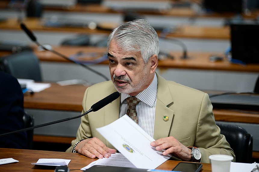 Em pronunciamento, à bancada, senador Humberto Costa (PT-PE).