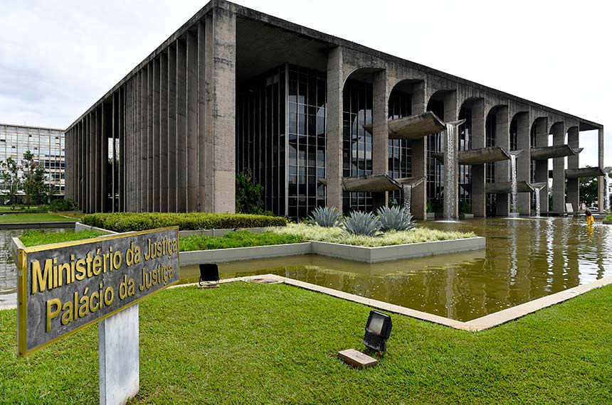Palácio da Justiça de Brasília foi desenhado pelo arquiteto Oscar Niemeyer. Além do espelho d’água, cascatas artificiais correm por calhas de concreto e são a atração da fachada principal.