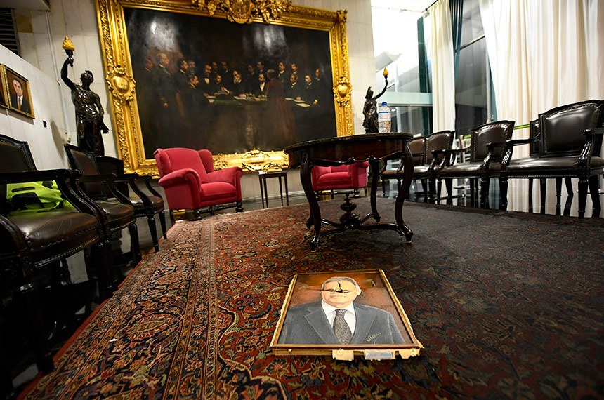 No Salão Nobre, a galeria de retratos oficiais de ex-presidentes do Senado Federal também foi depredada.