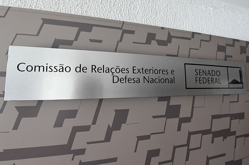Placa de identificação da sala da Comissão de Relações Exteriores e Defesa Nacional (CRE).