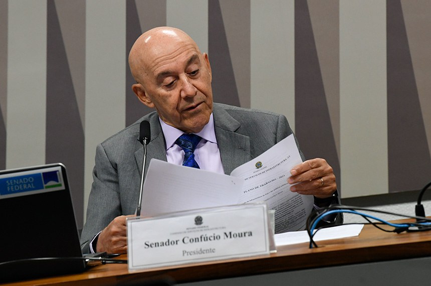 À mesa, presidente da CI, senador Confúcio Moura (MDB-RO), conduz reunião.