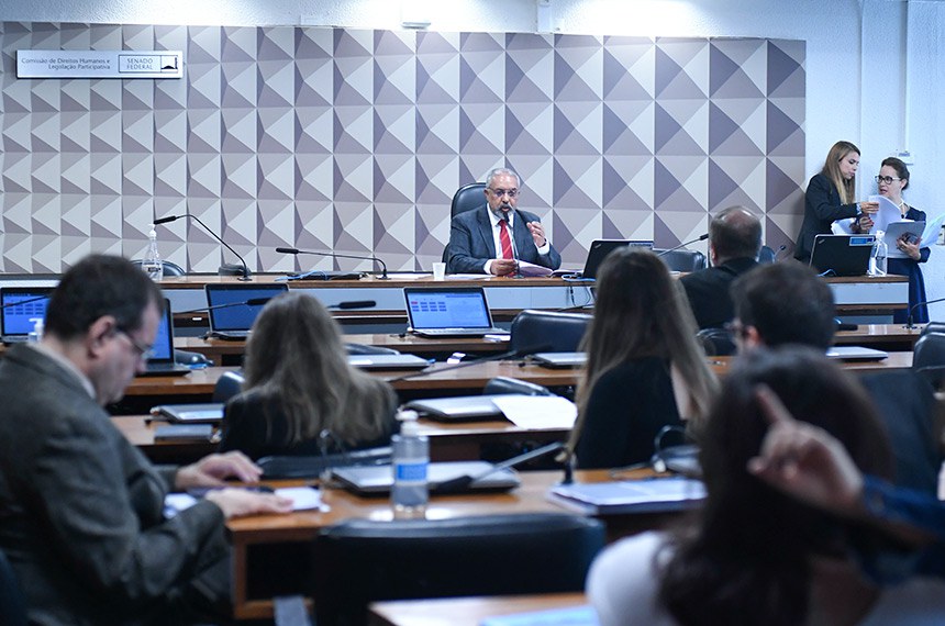 À mesa, presidente da CDH, senador Paulo Paim (PT-RS) conduz sessão.