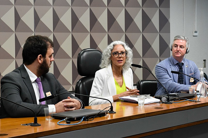 Mesa (E/D): 
Bússola Tech - Luís Kimaid; 
diretora da Secretaria de Comunicação Social (Secom) do Senado Federal do Brasil, Érica Ceolin; 
Hellenic Parliament - Fotios Fitsilis.