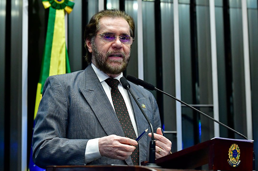 À tribuna, em discurso, senador Plínio Valério (PSDB-AM).