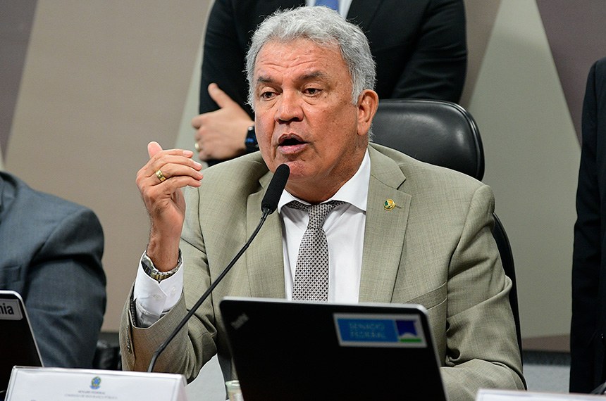 À mesa, em pronunciamento, presidente da CSP, senador Sérgio Petecão (PSD-AC).