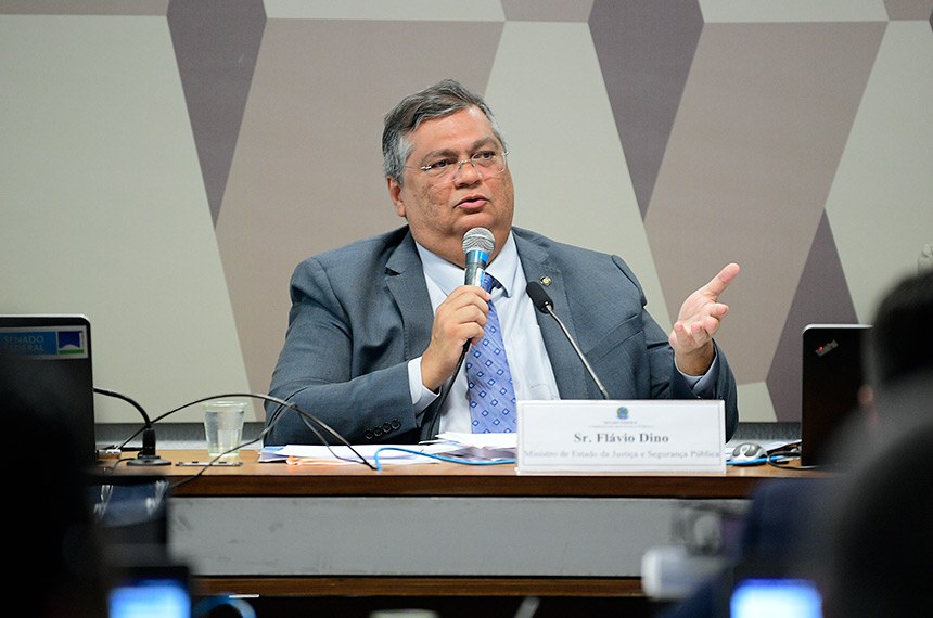 À mesa, em pronunciamento, ministro de Estado da Justiça e Segurança Pública, Flávio Dino.