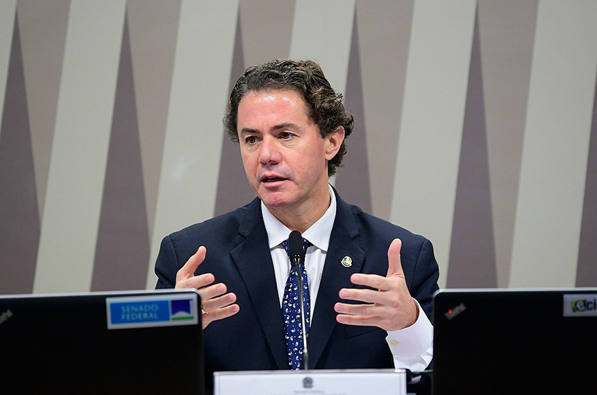 À mesa, presidente eventual da CI, senador Veneziano Vital do Rêgo (MDB-PB).