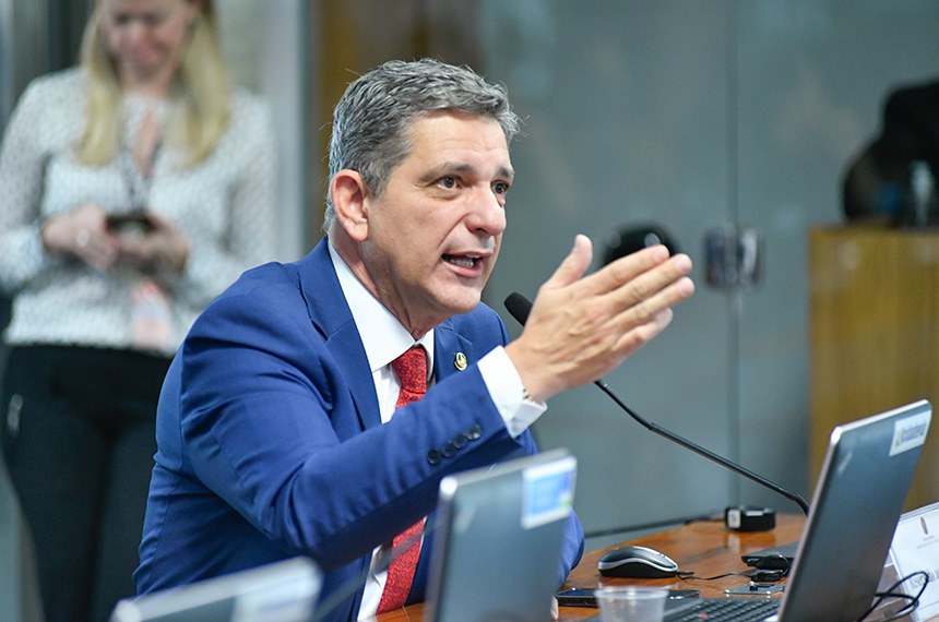 Em pronunciamento, à bancada, senador Rogério Carvalho (PT-SE).
