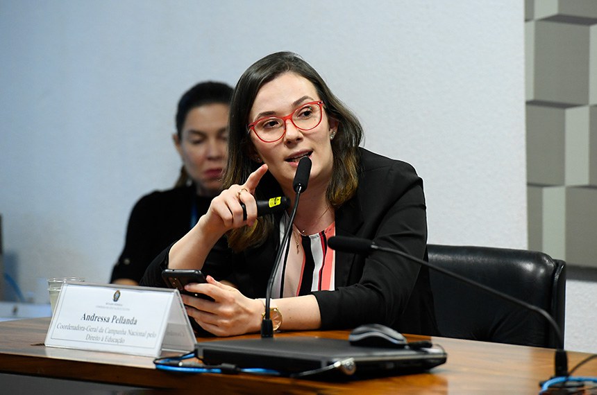 Em pronunciamento, à mesa, coordenadora-geral da Campanha Nacional pelo Direito à Educação, Andressa Pellanda.