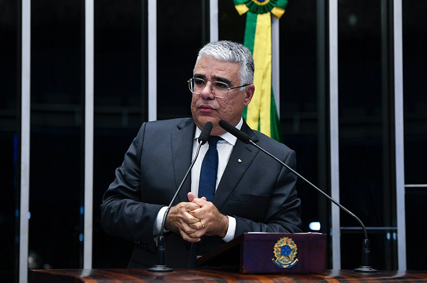 Em discurso, à bancada, senador Eduardo Girão (Novo-CE).