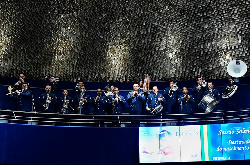 Em posição de respeito, parlamentares e convidados acompanham execução do Hino Nacional pela Orquestra Sinfônica da Força Aérea Brasileira.