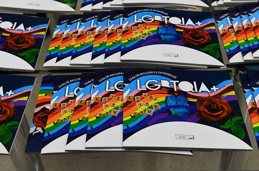 O material já existia no formato online, agora ele foi atualizado e ampliado para a edição impressa. O lançamento faz parte da programação do Mês do Orgulho LGBTQIA+.