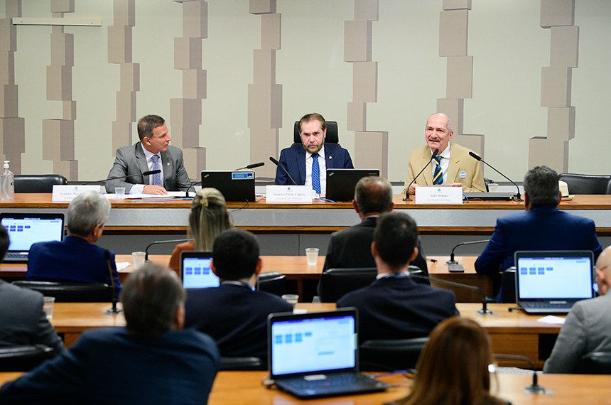Mesa:
relator da CPIONGS, senador Marcio Bittar (União-AC);
presidente da CPIONGS, senador Plínio Valério (PSDB-AM);
ex-ministro de Estado, Aldo Rebelo.