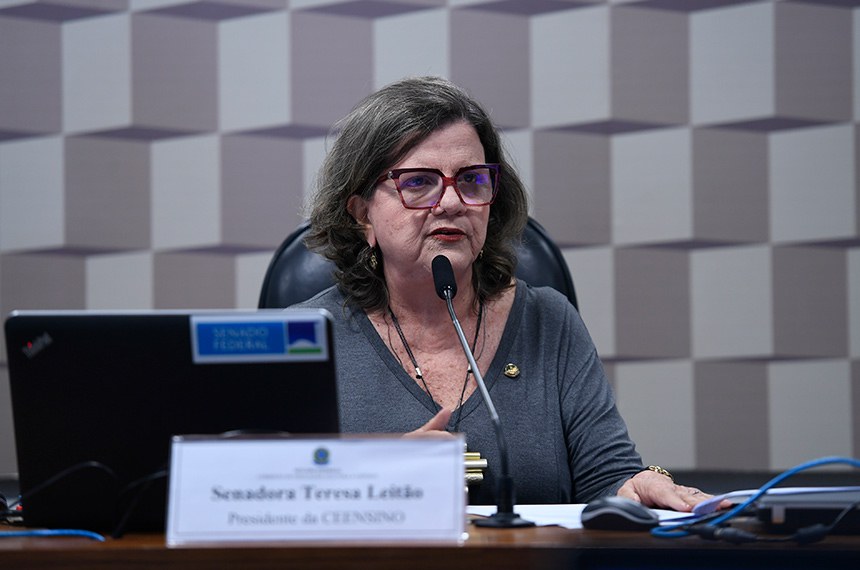 À mesa, presidente da CEESINO, senadora Teresa Leitão (PT-PE).
