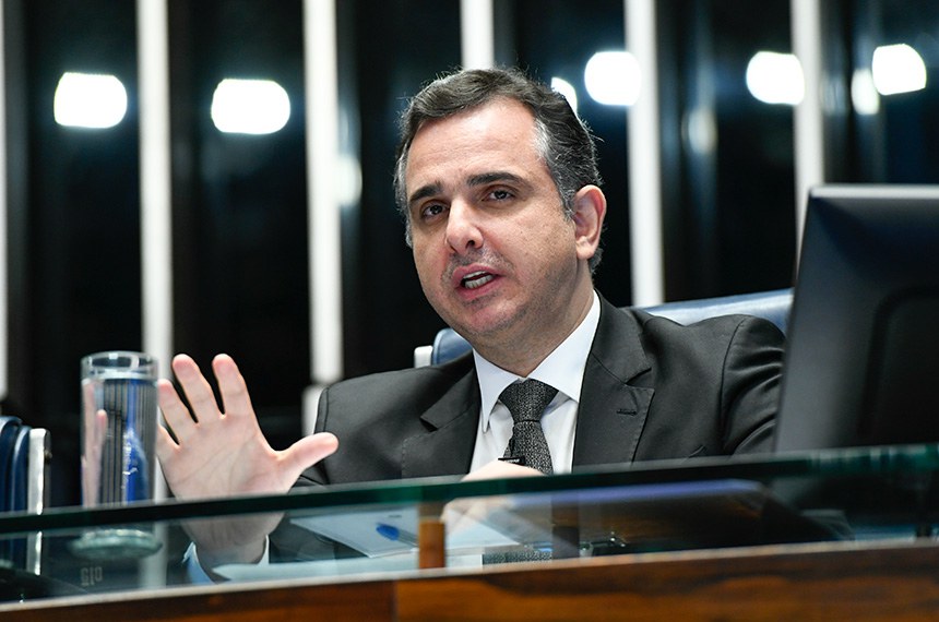 À mesa, em pronunciamento, presidente do Senado Federal, senador Rodrigo Pacheco (PSD-MG).