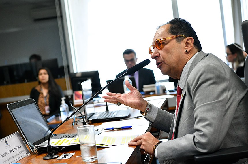 À mesa, vice-presidente da CEsp, senador Jorge Kajuru (PSB-GO), conduz reunião.