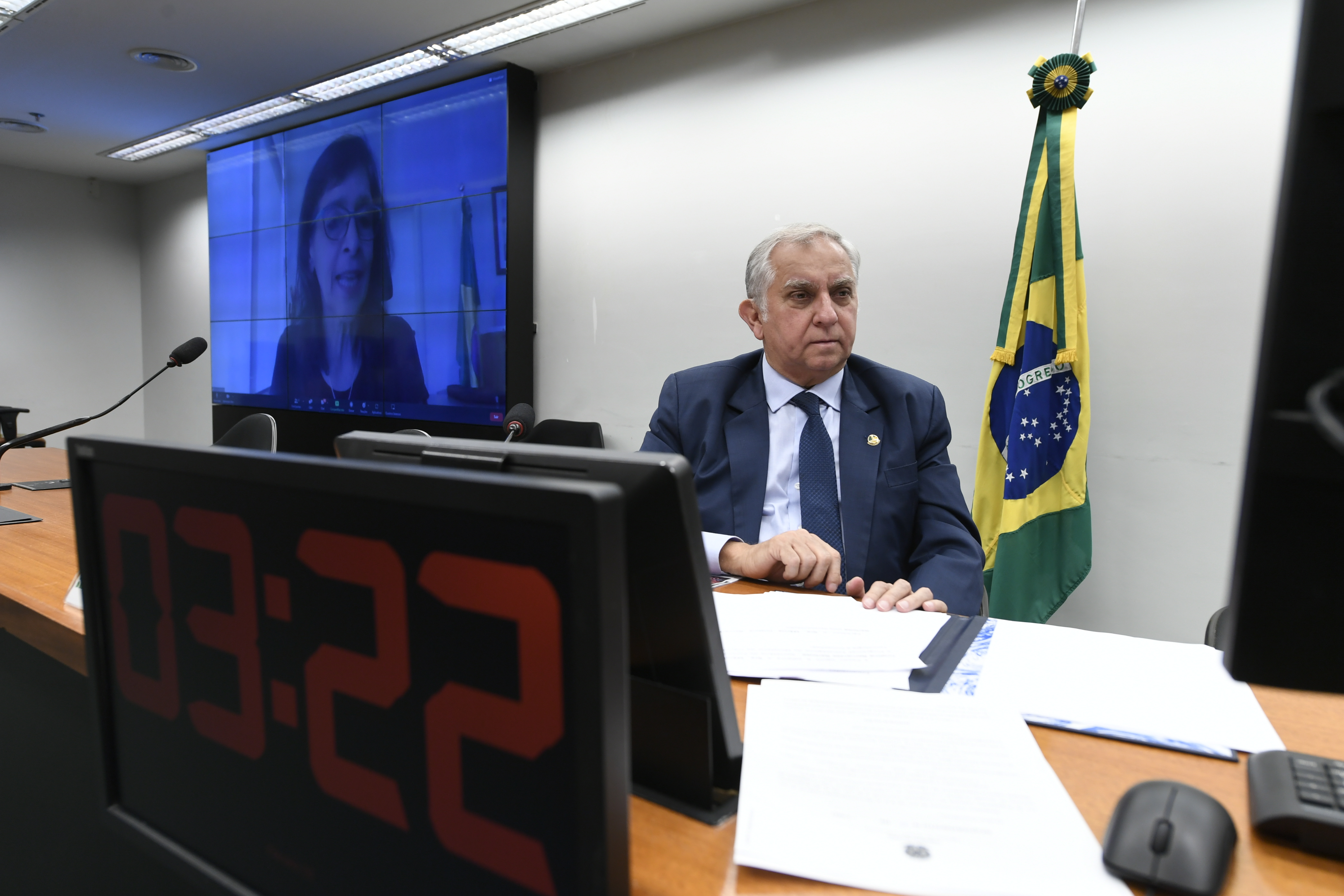 À mesa, membro da CMO, senador Izalci Lucas (PSDB-DF), conduz audiência.