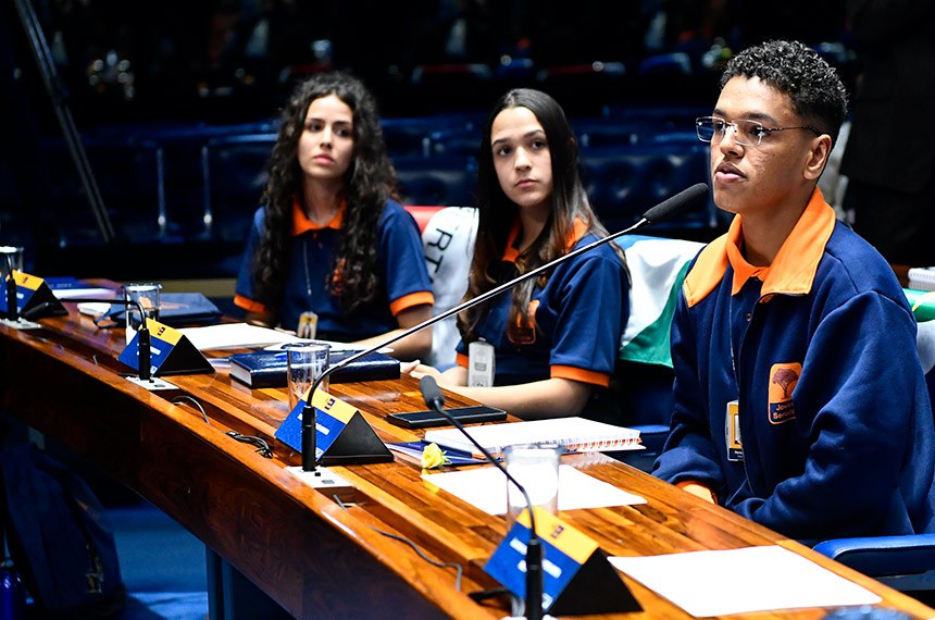 À bancada, em pronunciamento, jovem senador Herison André Silva de Oliveira (MT).