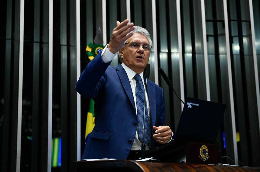 Em discurso, à tribuna, governador de Goiás, Ronaldo Caiado.