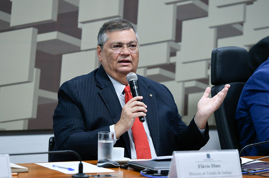 Em pronunciamento, à mesa, ministro de Estado da Justiça e Segurança Pública, Flávio Dino.