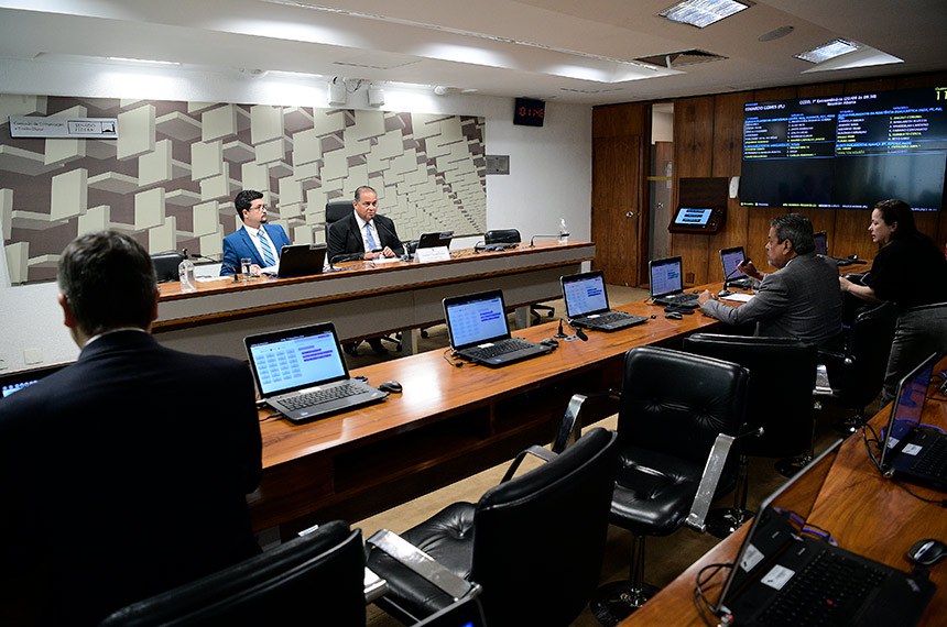 Mesa:
secretário da CCDD, Marcos Melo;
presidente da CCDD, senador Eduardo Gomes (PL-TO).