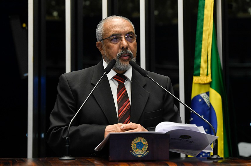 À tribuna, em discurso, senador Paulo Paim (PT-RS). 