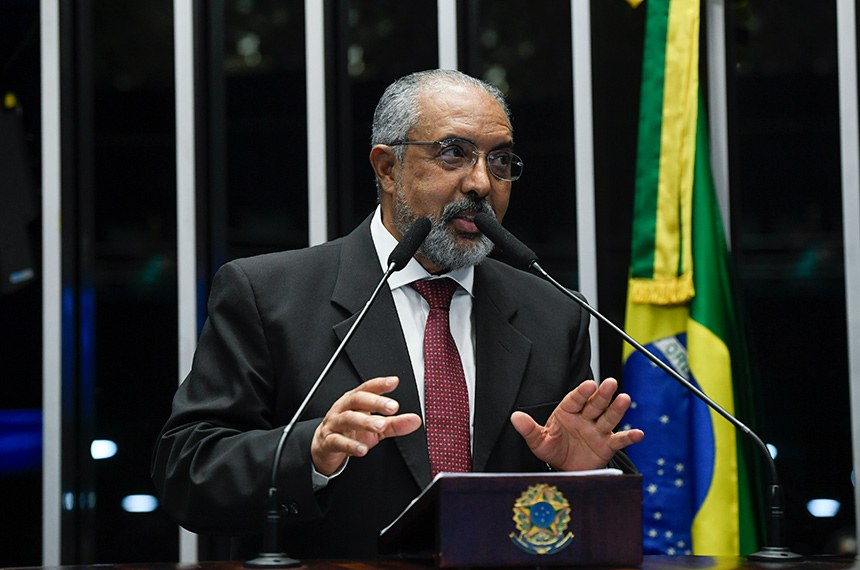 Em discurso, à tribuna,  senador Paulo Paim (PT-RS).