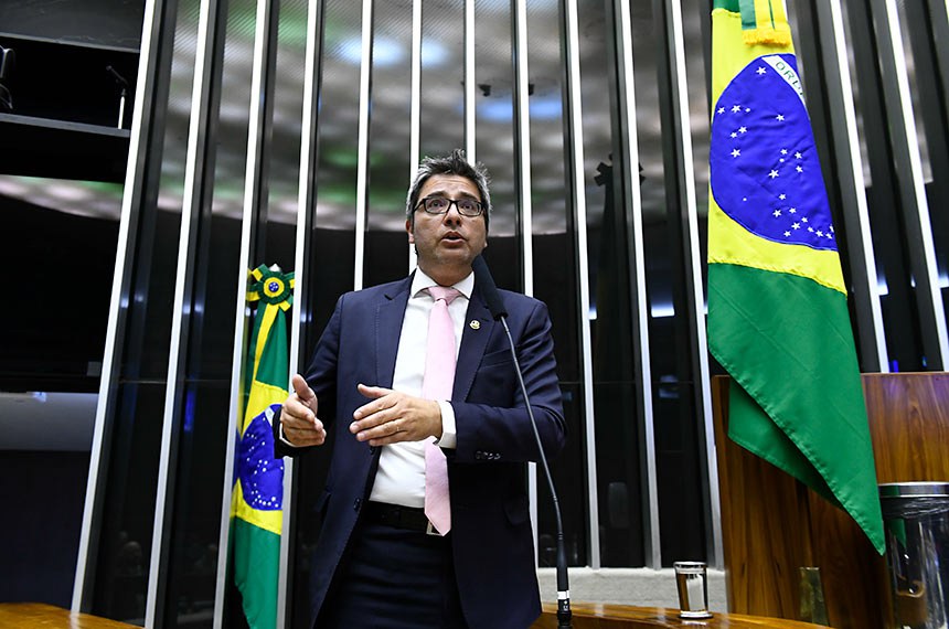 Em discurso, à tribuna, senador Carlos Portinho (PL-RJ).
