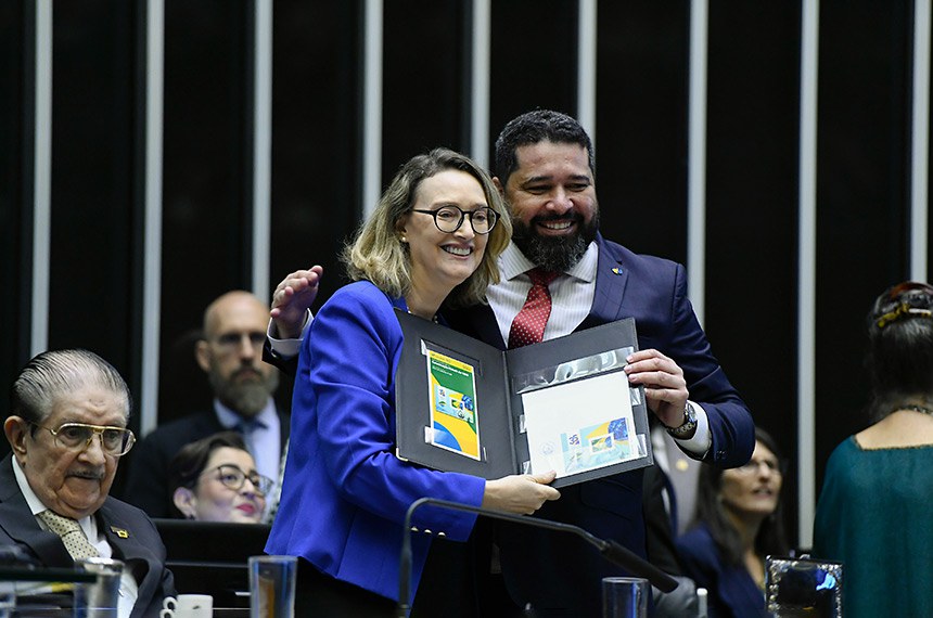 Participa: 
deputada Maria do Rosário (PT-RS).