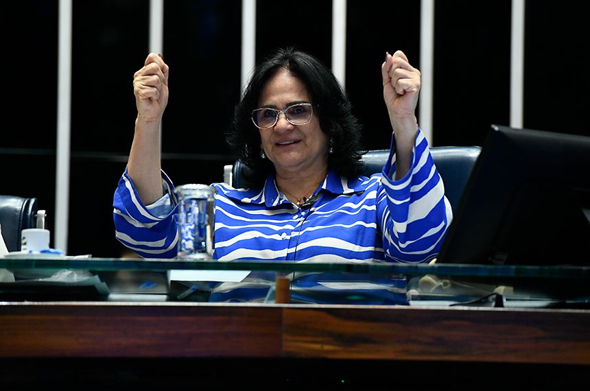 Mesa: 
senadora Damares Alves (Republicanos-DF) - preside sessão.
