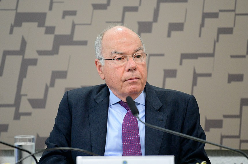 À mesa, ministro das Relações Exteriores do Brasil, embaixador Mauro Vieira.