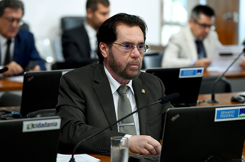 À bancada, em pronunciamento, relator do PLS 466/2016, senador Plínio Valério (PSDB-AM).