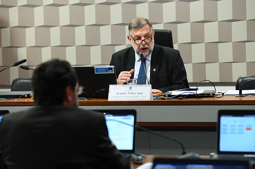 À bancada, relator do PLS 466/2016, senador Plínio Valério (PSDB-AM).