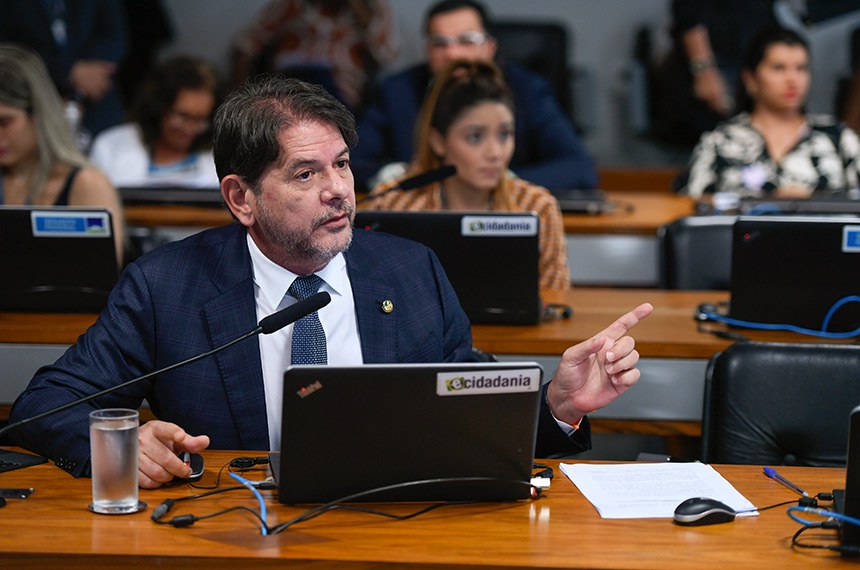Em pronunciamento, à bancada,
vice-presidente da CDR, senador Cid Gomes (PDT-CE).