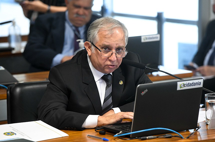 Em pronunciamento, à bancada, senador Izalci Lucas (PSDB-DF).